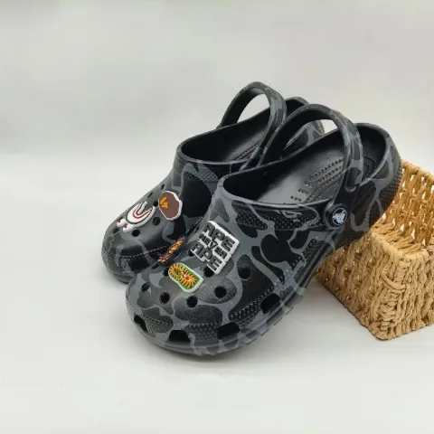 Камуфляжні чорні крокси в стилі Crocs з декоративними джибітсами, арт. Cr2/black