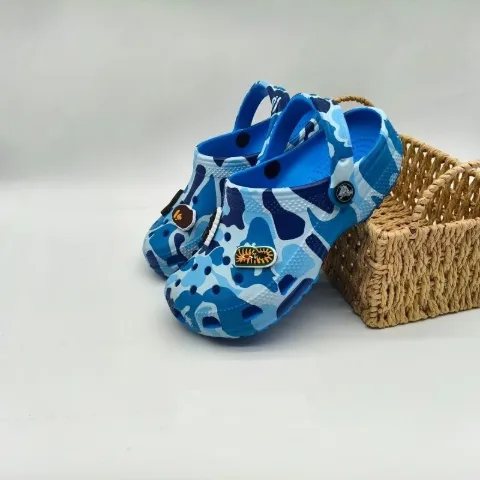 Камуфляжні блакитні крокси в стилі Crocs з декоративними джибітсами, арт. Cr2/blue