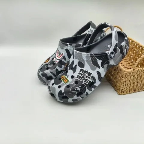 Камуфляжні сірі крокси в стилі Crocs з декоративними джибітсами, арт. Cr2/gray