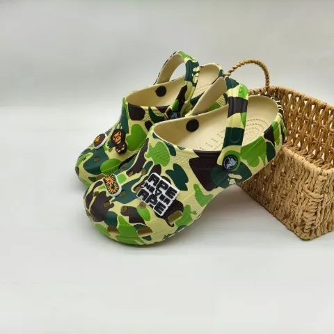 Камуфляжні зелені крокси в стилі Crocs з декоративними джибітсами, арт. Cr2/green