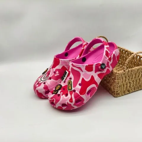 Камуфляжні рожеві крокси в стилі Crocs з декоративними джибітсами, арт. Cr2/pink