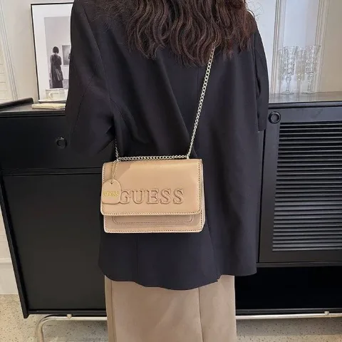 Женская сумка через плечо с цепочкой в стиле Guess бежевая, арт. Gus1/beige