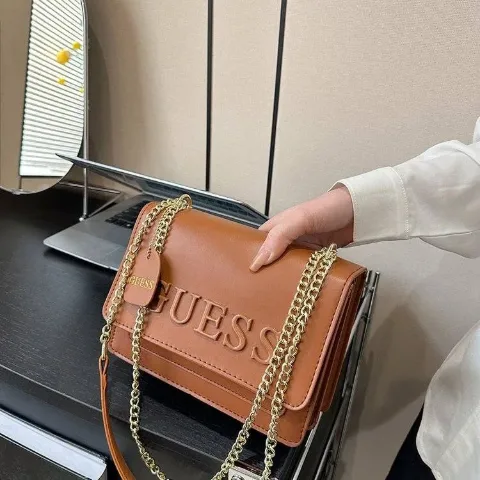 Жіноча сумка через плече з ланцюжком у стилі Guess коричнева, арт. Gus1/brown