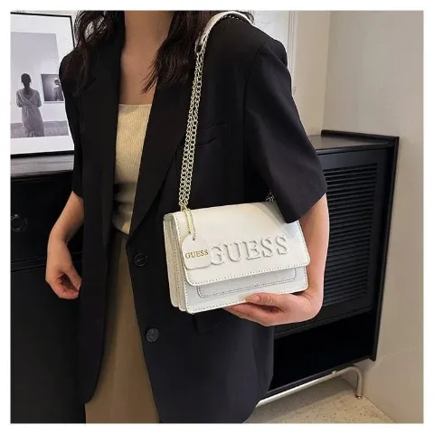 Жіноча сумка через плече з ланцюжком у стилі Guess біла, арт. Gus1/white