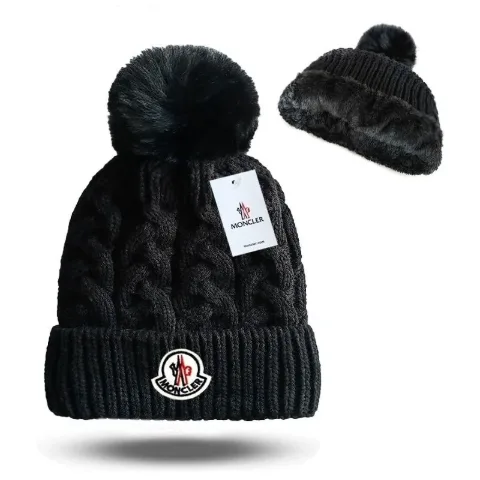Шапка у стилі Moncler чорна з балабоном | Утеплена шапка з плюшем всередині, арт. MCsh1/black
