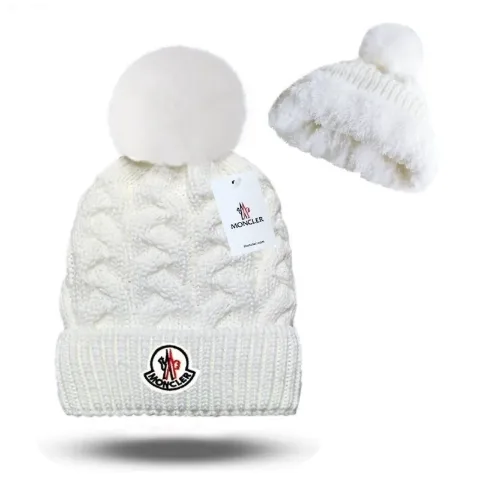 Шапка у стилі Moncler біла з балабоном | Утеплена шапка з плюшем всередині, арт. MCsh1/white