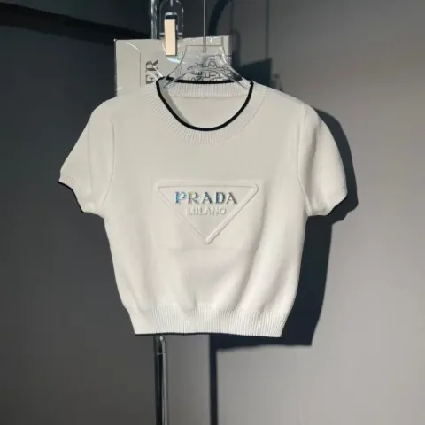 Укороченная трикотажная белая кофта с коротким рукавом в стиле Prada, арт. Pk1/white